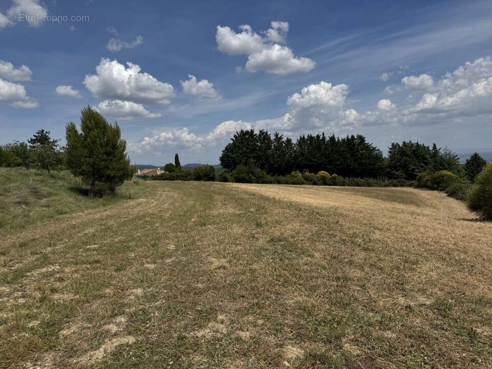 Terrain 580 m² à Montfuron  - photo 2