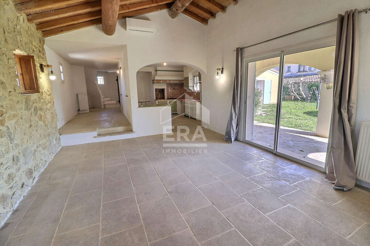 Maison à ENTRAIGUES-SUR-LA-SORGUE