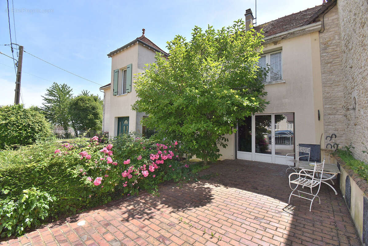 Maison Beurey 12 pièces 367 m2 - photo 2