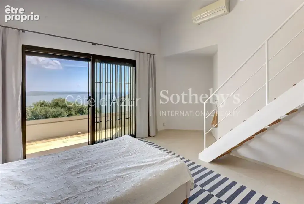Super Cannes Vallauris, villa de 260 m² avec cinq chambres, piscine et vue mer - photo 12