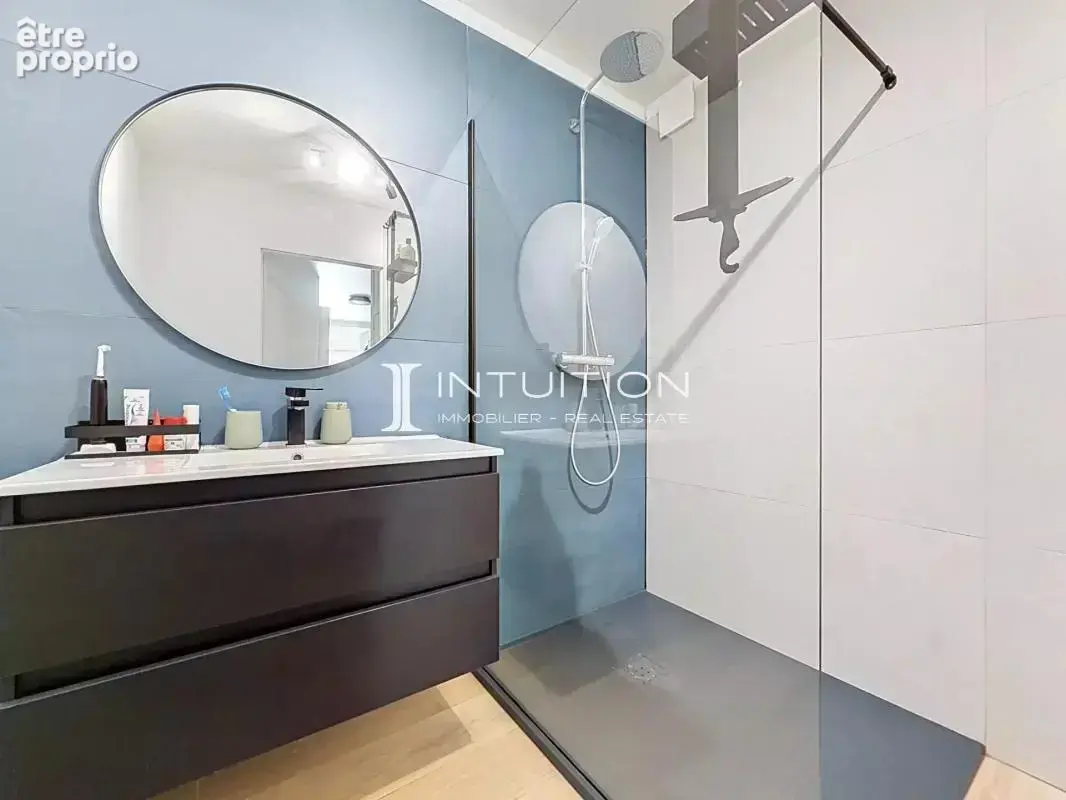 Golfe-Juan : Vaste appartement rez-de-jardin dans un immeuble de standing avec piscine - photo 16