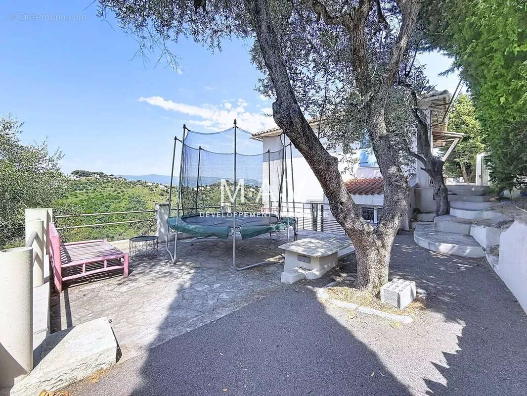 Aspremont - maison 5 pièces rénovée piscine vue panoramique collines et aperçu mer - photo 32