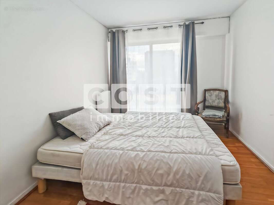 Appartement à COURBEVOIE