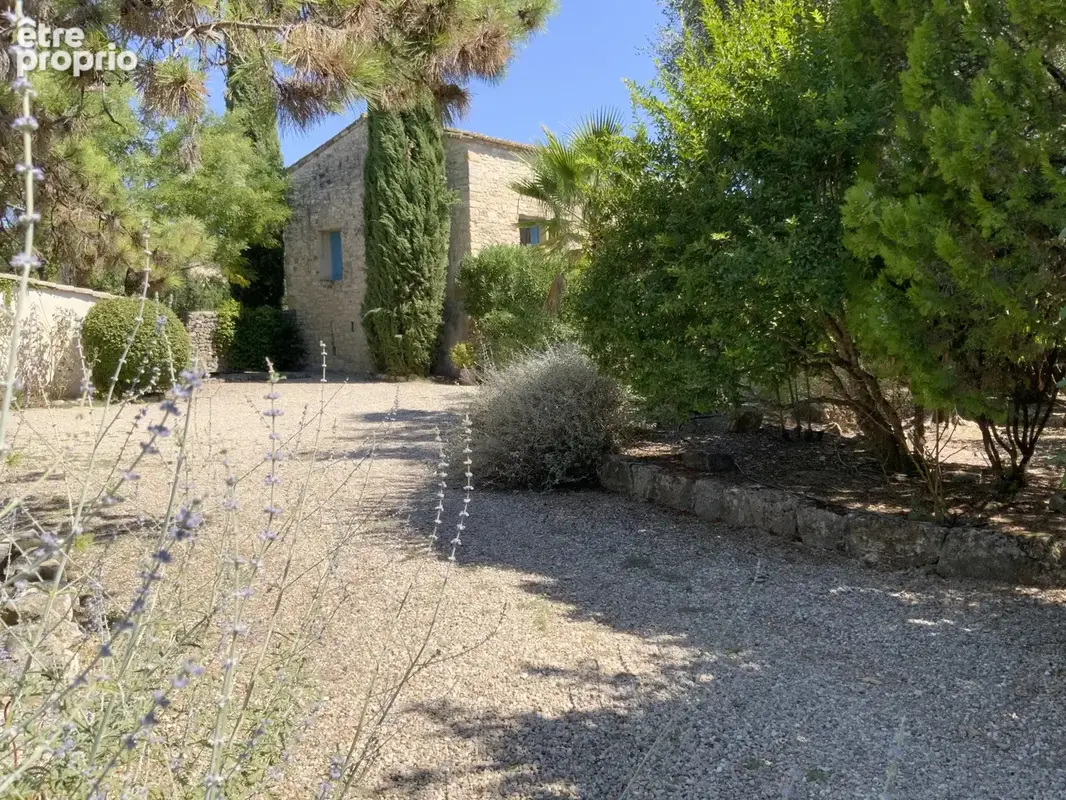 Charmante propriété en pierre offrant un cadre de vie rare au cœur d’un charmant village avec commerces. - photo 12