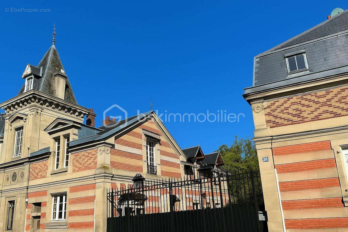 Maison bourgeoise de caractère – 426 m² – Parc arboré de 1 700 m² en bord de rivière – Centre-ville - photo 2