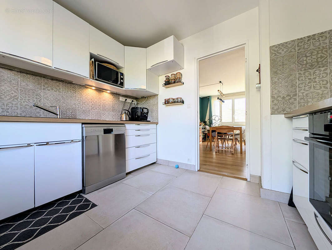 Appartement 5 pièces de 80 M² avec Cave et parking extérieur - LE MESNIL LE ROI - photo 6