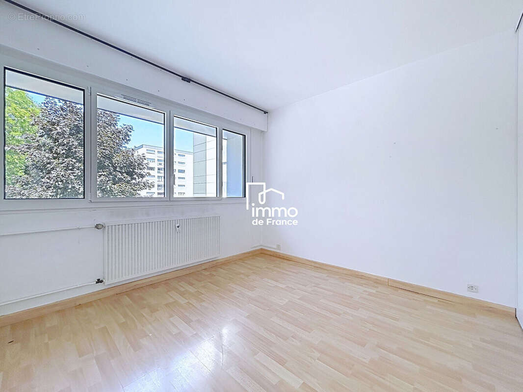 T4 de 93m² avec terrasse vue Mont-Blanc - Gex - photo 5
