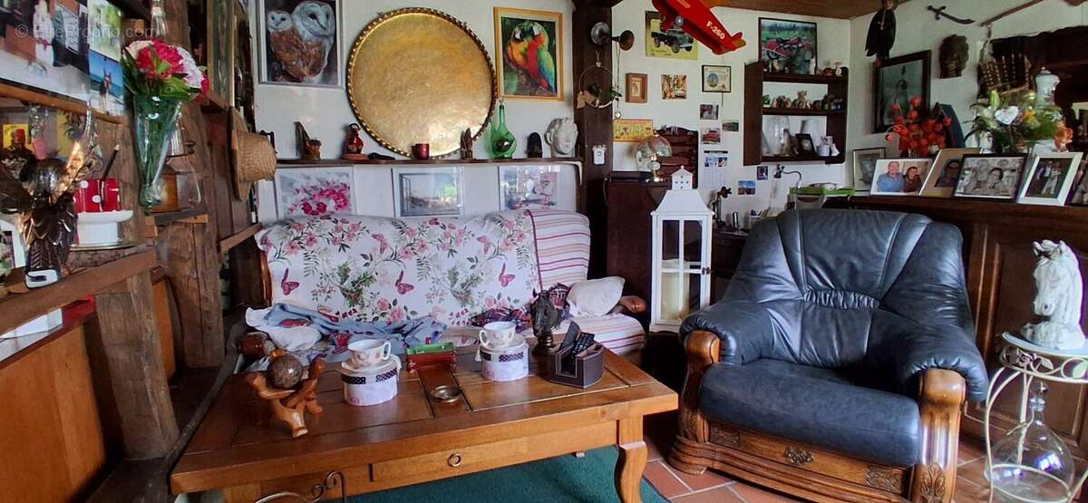Salon chaleureux avec charme de l'ancien  secteur Acquigny proche Évreux - Maison à HEUDREVILLE-SUR-EURE