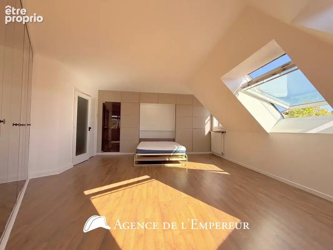 Grand studio 43 m2 (50 m2 au sol) — Dernier étage. Place des Arts. Parking et cave. - photo 11