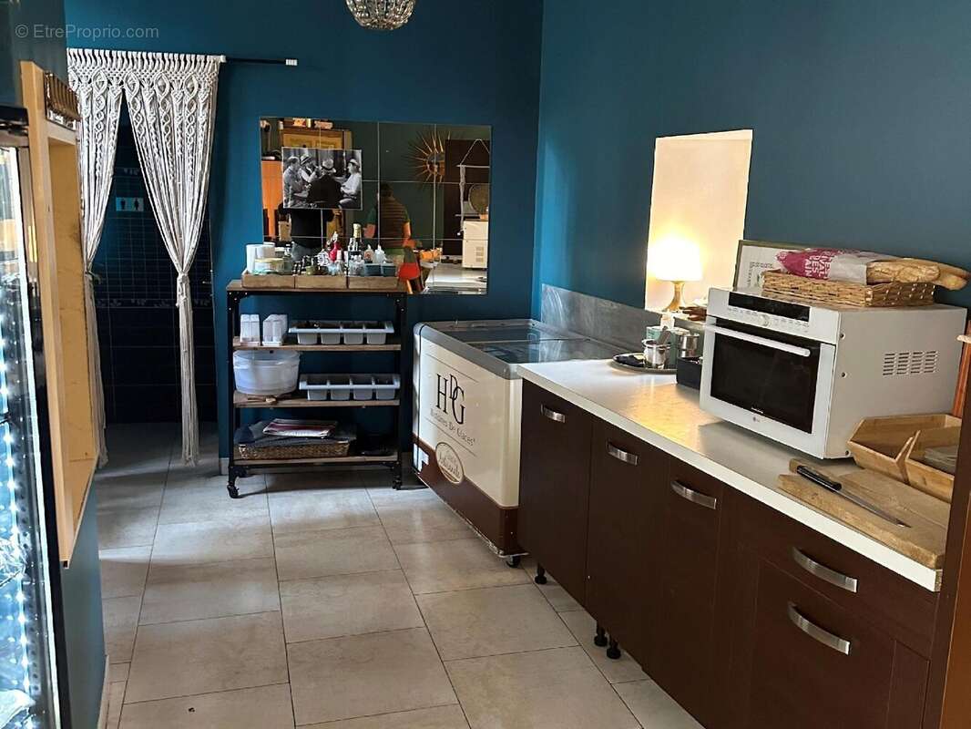 Commerce à BONNIEUX