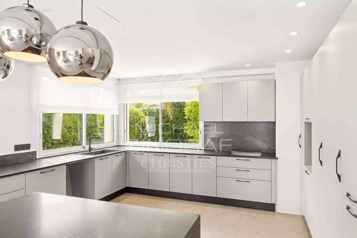 Splendide villa contemporaine rénovée  de 320 m² située dans un domaine privé - photo 10