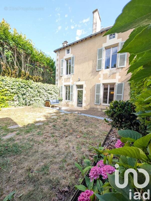 Photo 1 - Maison à LUSSAC-LES-CHATEAUX