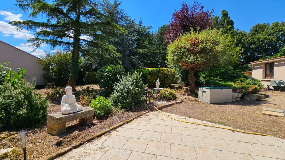 Maison 163 m² à Echire  - photo 6