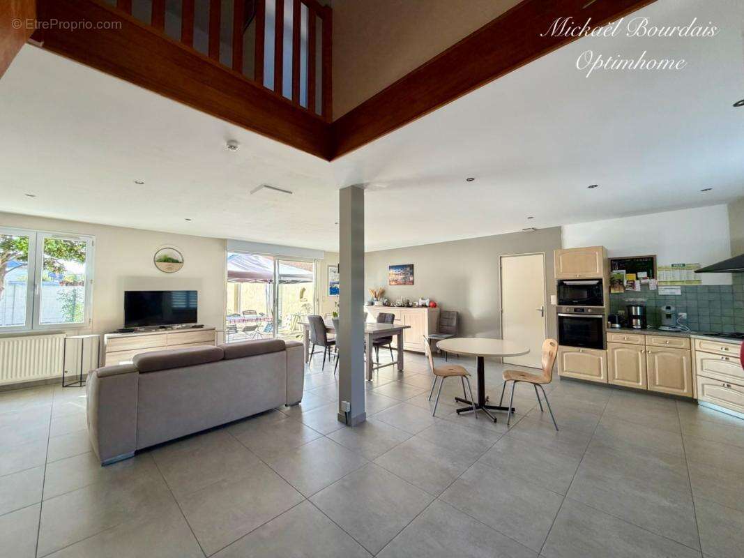 EXCLUSIVITÉ – LE LUDE – Maison 4 chambres - Vie de plain-pied - 3 garages - Terrain clos - Centre-ville à pied - photo 4