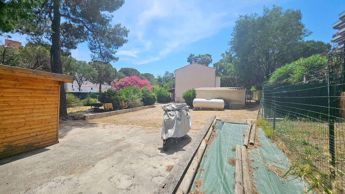 Bas de villa avec jardin privatif de 613 m² ? Fort potentiel ! - photo 3