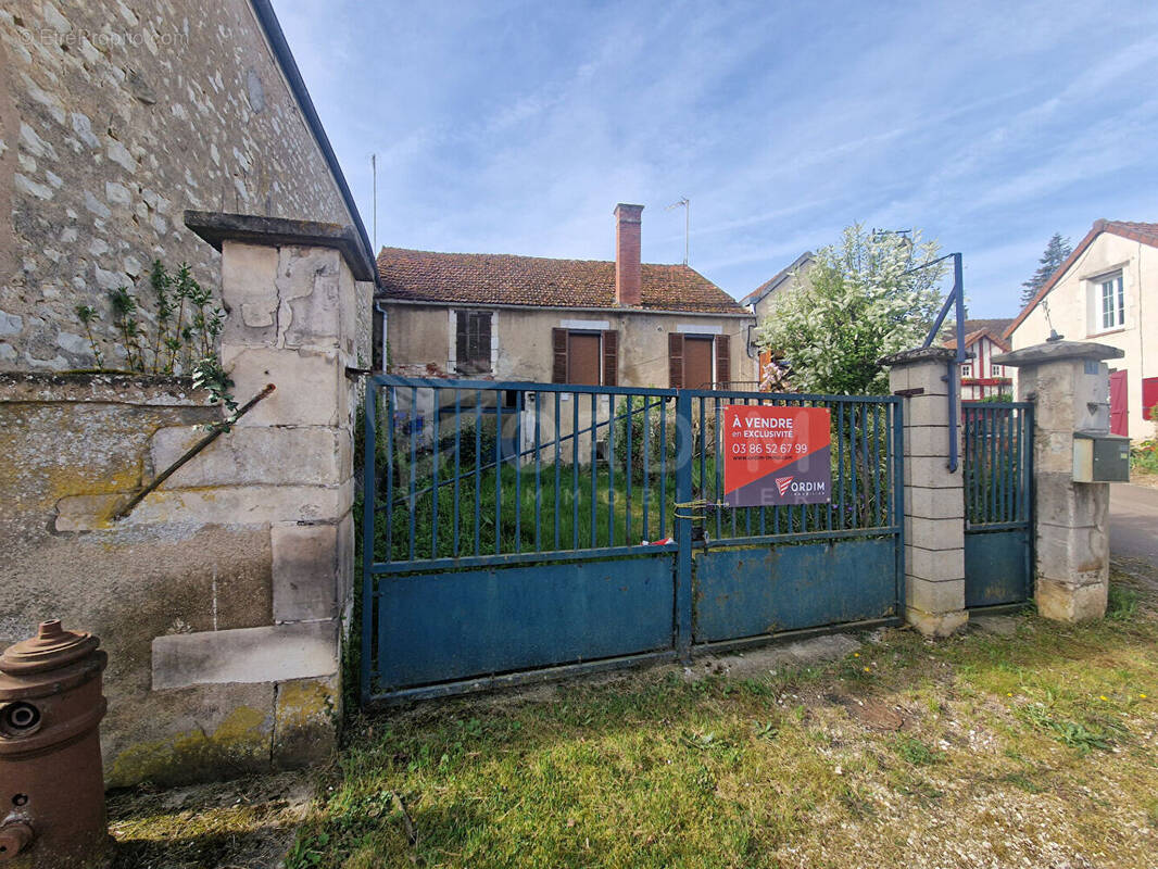 Maison à GY-L'EVEQUE