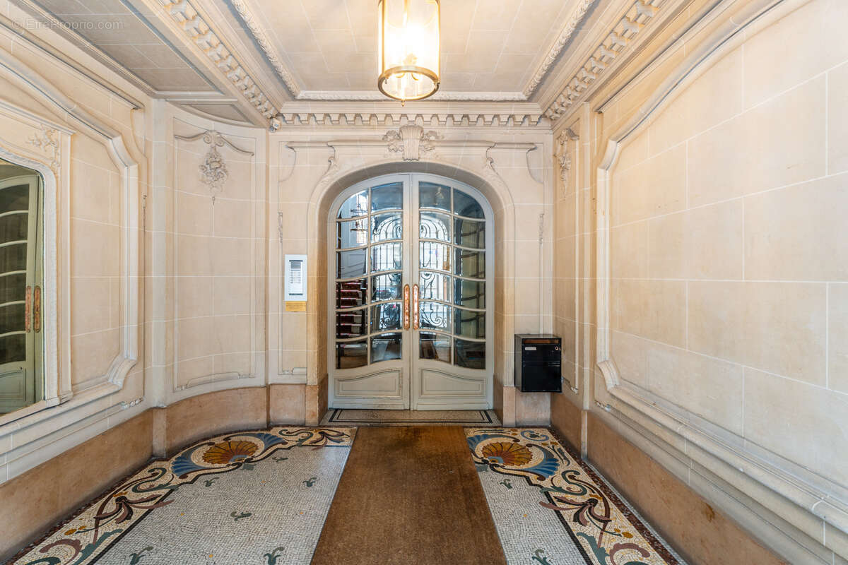Appartement à PARIS-16E