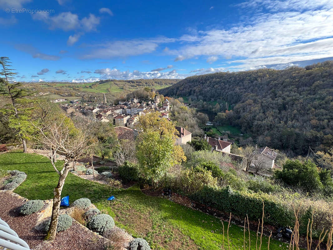 Maison entièrement restaurée avec vue exceptionnelle sur les hauteurs. - photo 17