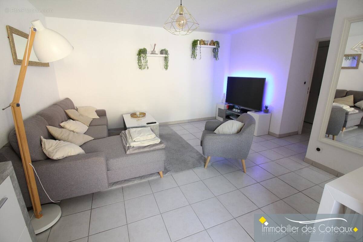 Appartement à PINS-JUSTARET