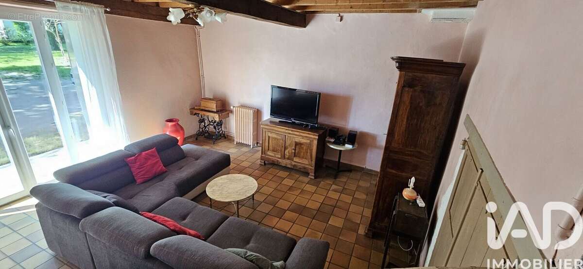 Maison 177 m² à Saint-Priest-Bramefant  - photo 8