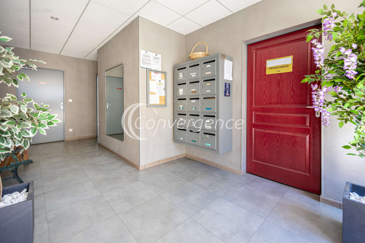 Appartement T3, accès PMR, ascenseur, garage et balcons SAINT JUNIEN - photo 11