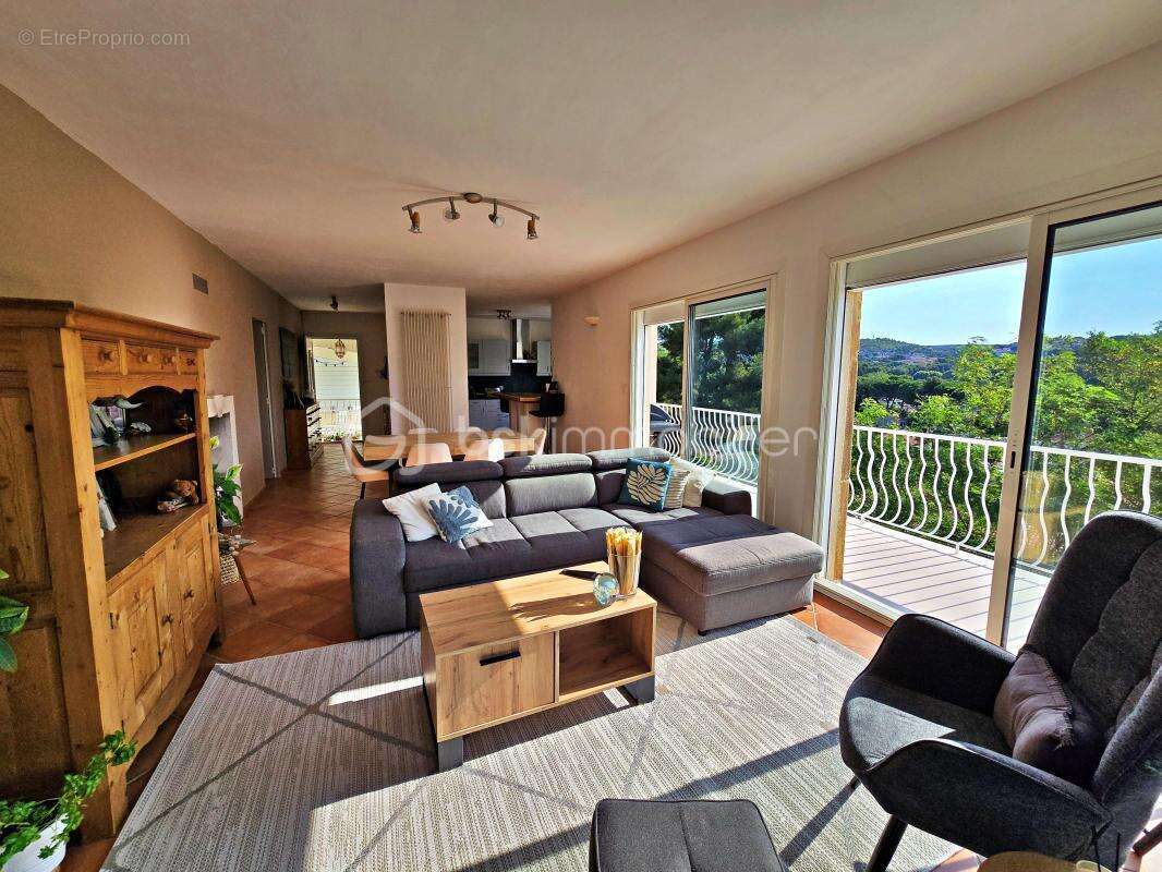 À 2 minutes à pied du port – Vue mer – Propriété de caractère 186 m² – 3 logements – Piscine - photo 8