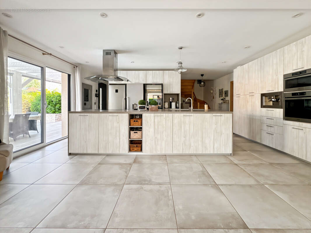À vendre   Maison contemporaine avec piscine à Saint-Bernard 160m2 6 pièces sur grand  terrain plat. - photo 10