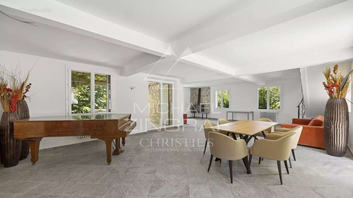 Maison à LA ROQUETTE-SUR-SIAGNE
