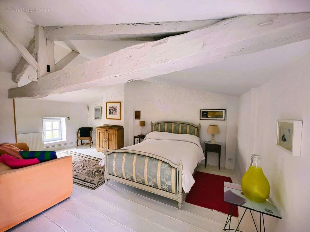 Maison à NEUVICQ-LE-CHATEAU