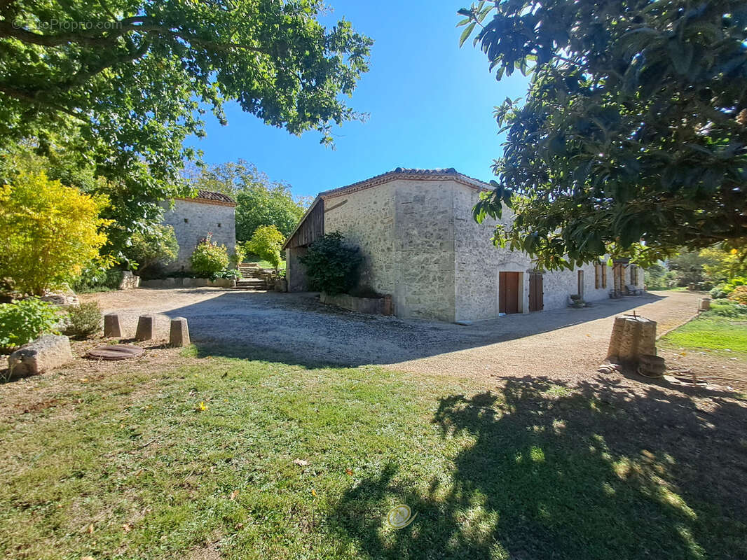 Maison familiale en pierre avec vue panoramique, verger et dépendances. - photo 17