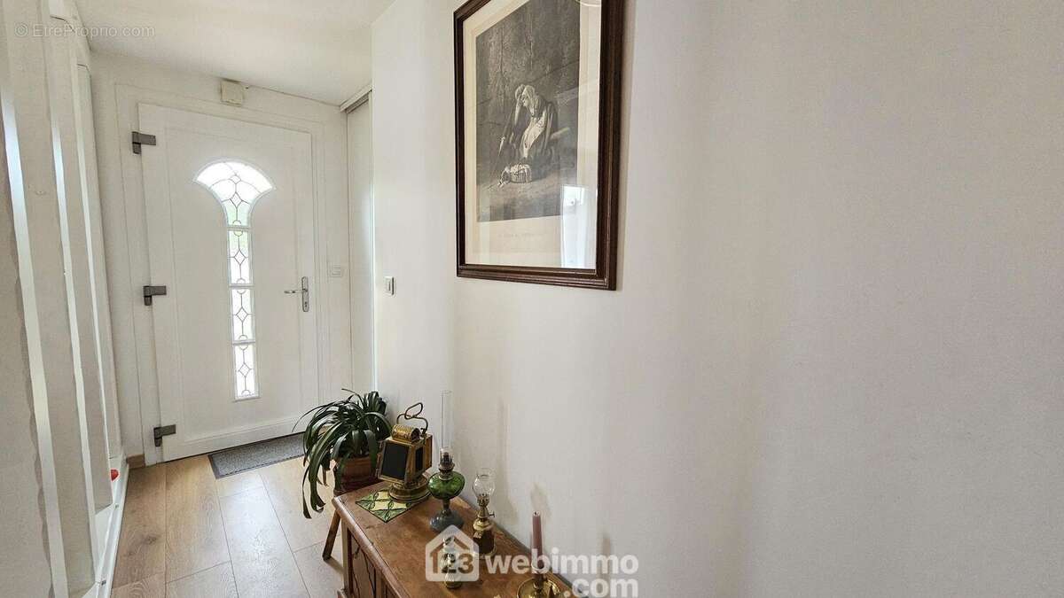 Une belle entrée de 6 m² avec ses placards. - Maison à MILLY-LA-FORET