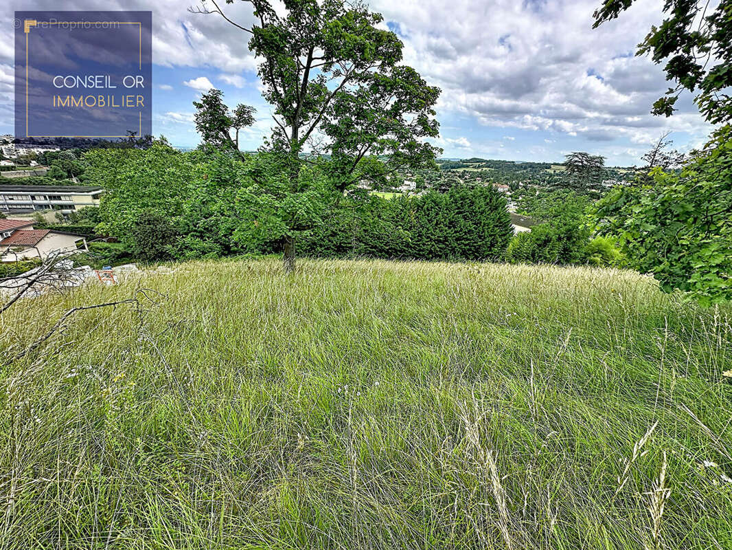 Terrain à SAINT-GENIS-LAVAL