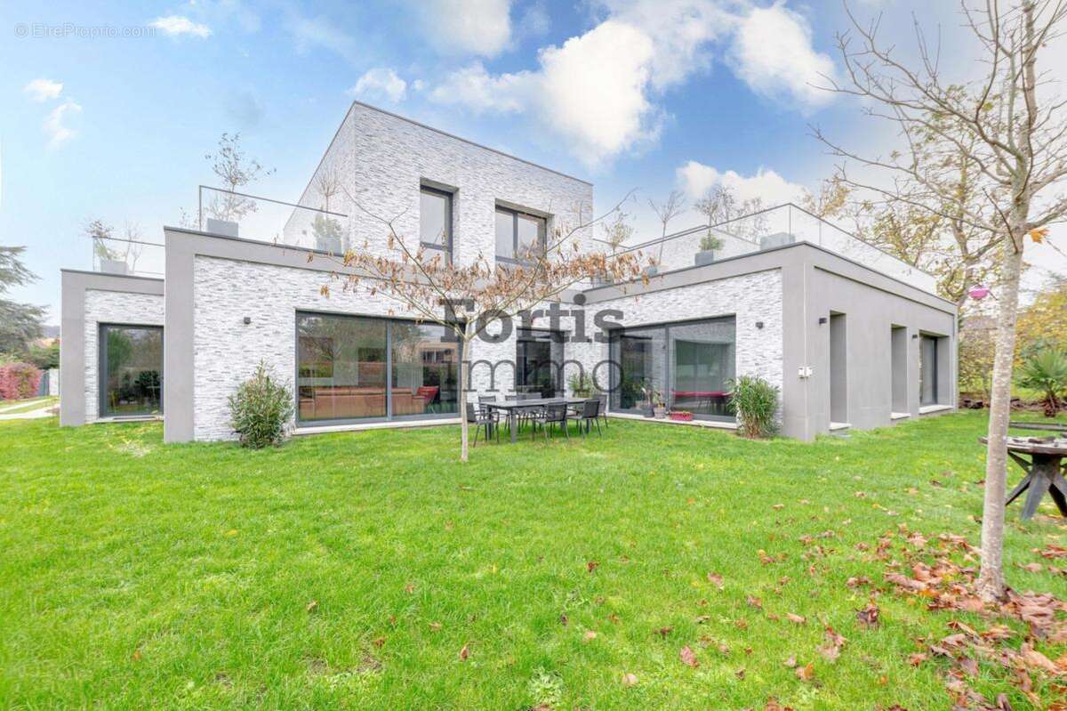 Maison à VERRIERES-LE-BUISSON