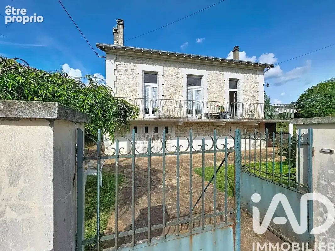 Photo 1 - Maison à JAVERLHAC-ET-LA-CHAPELLE-SAINT-ROBERT