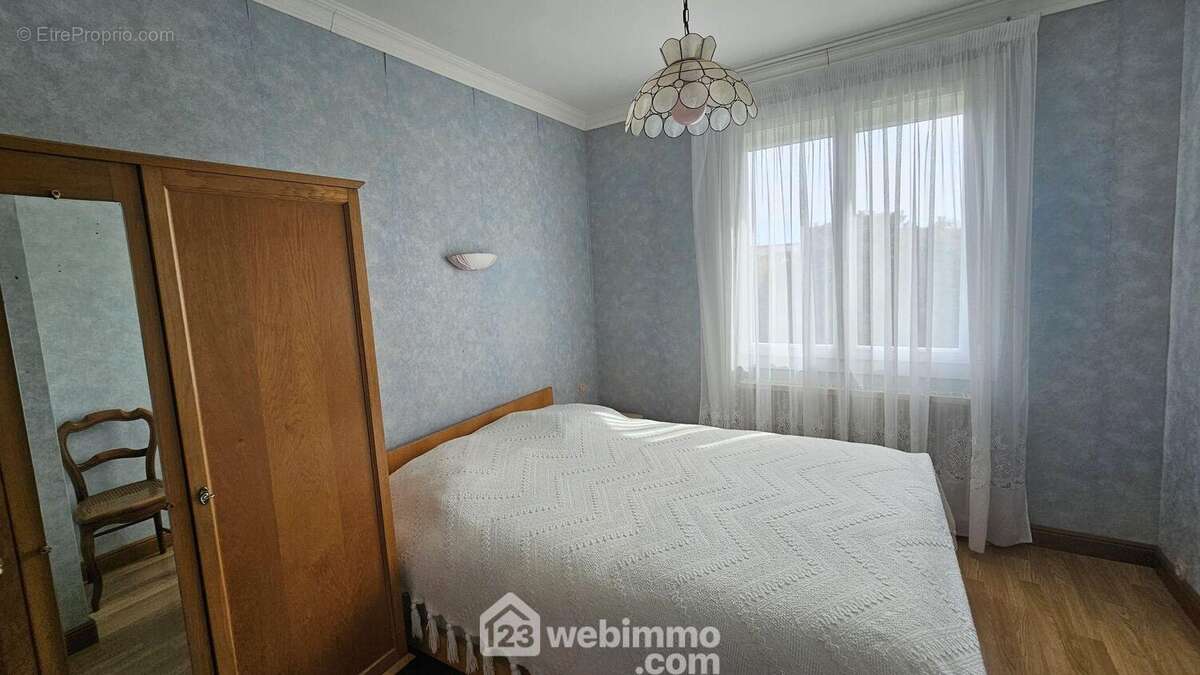 Une 1ère chambre parquetée de 9 m². - Maison à MILLY-LA-FORET