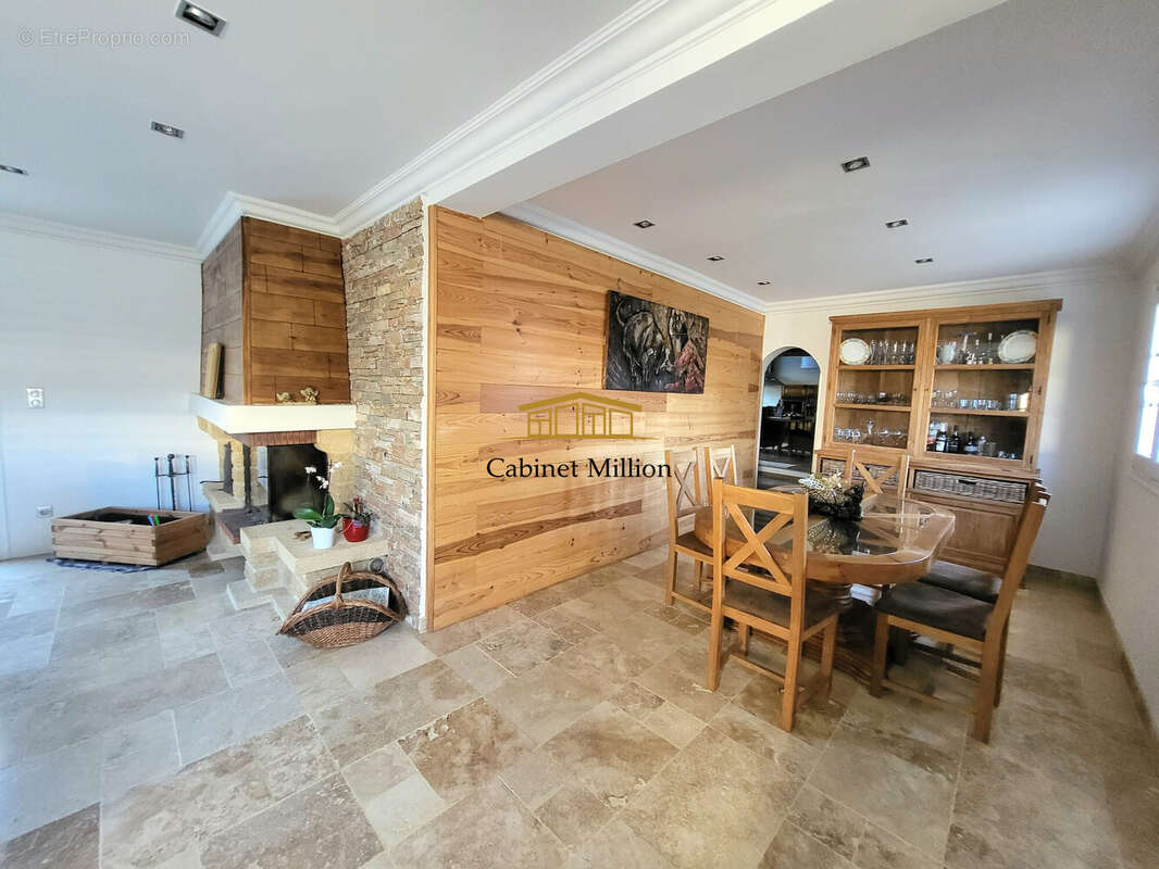 Maison à VIC-LA-GARDIOLE