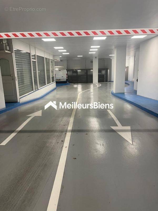 Parking à PARIS-8E