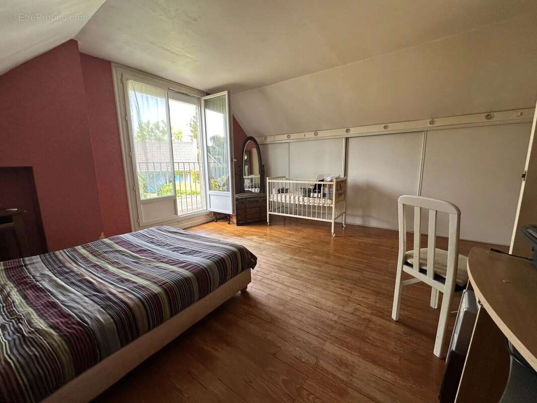 Maison à LE MESNIL-SAINT-DENIS