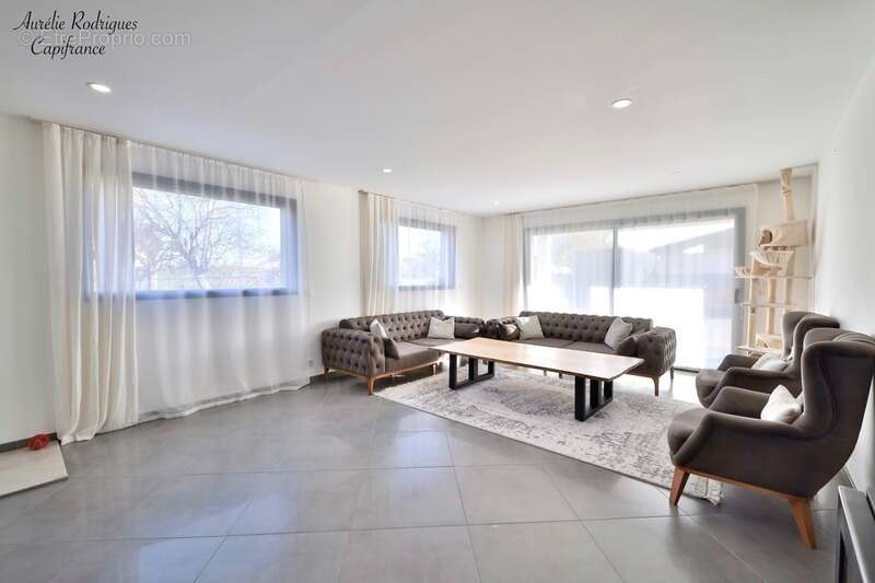 Maison à BAGE-LE-CHATEL