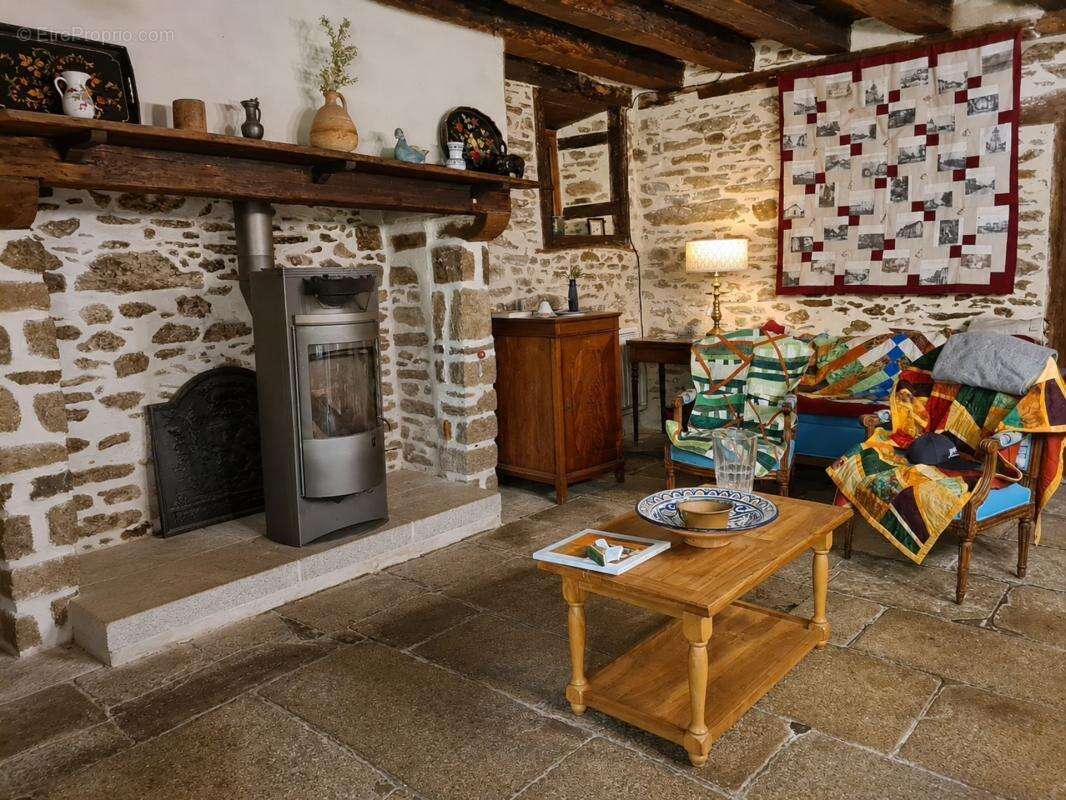 Maison en pierre 7 pièces – 230 m² – Dépendances 170 m² – Terrain 14 504 m² – Saint-Paul - photo 5