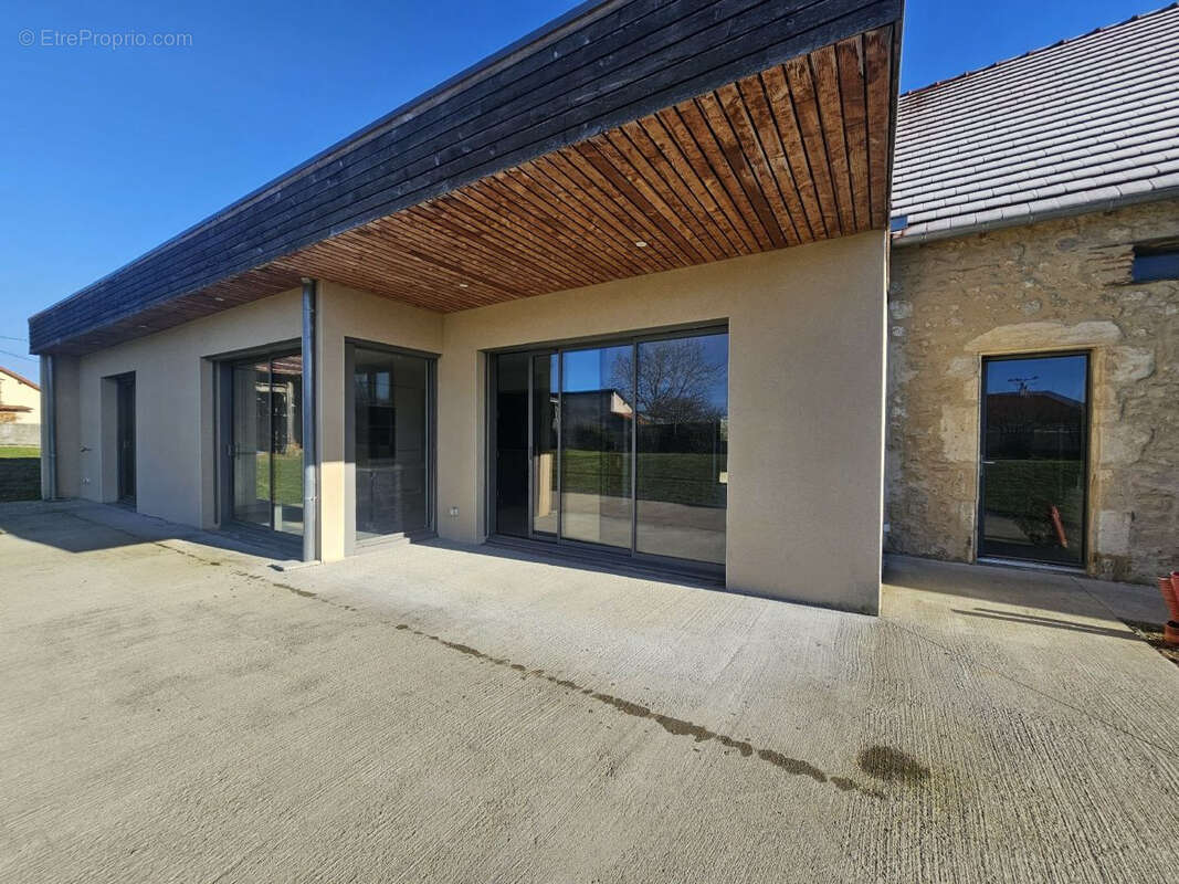 Maison à CREUZIER-LE-VIEUX