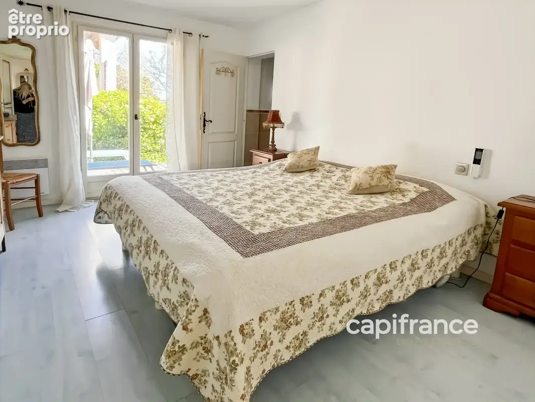 Villa avec piscine - 6 pièces - BAGNOLS EN FORET (83) - photo 13