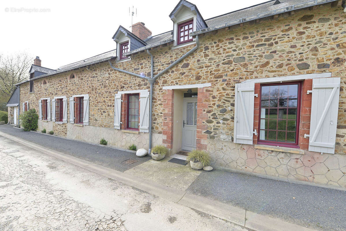 Maison à FROMENTIERES