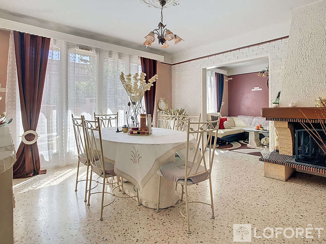 Maison à SAINT-VICTORET