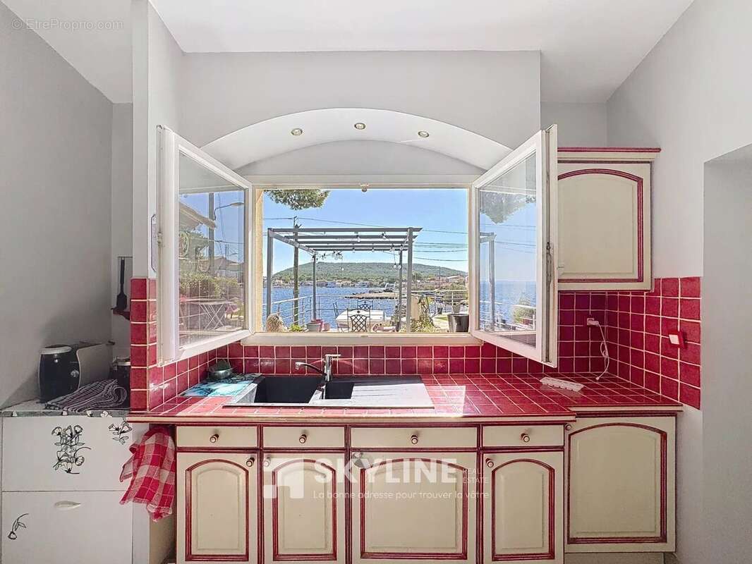 Maison à SAINT-MITRE-LES-REMPARTS