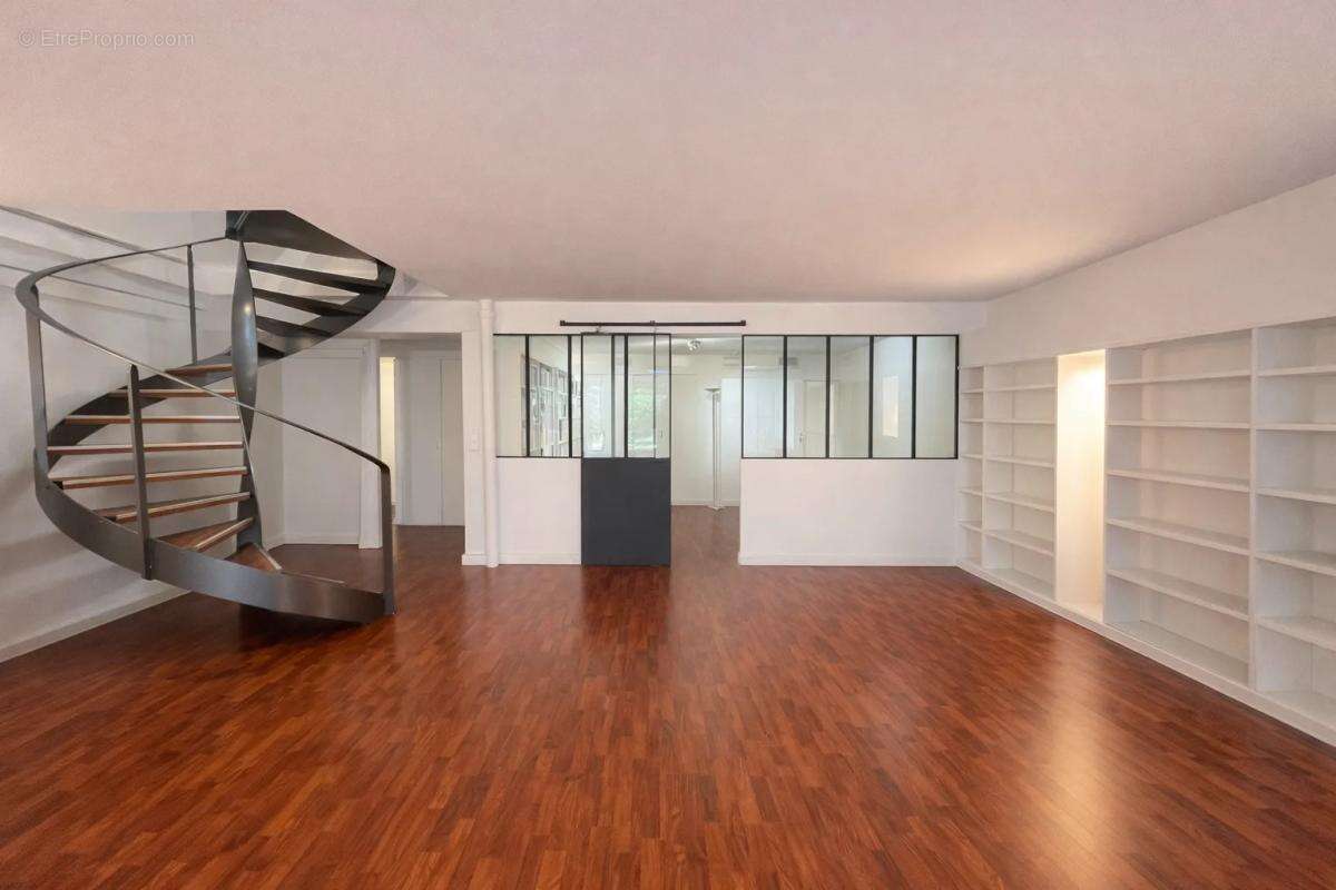 Bureaux en duplex à vendre de 261,65 m² avec terrasse et jardin privatif a toute proximité du métro et du centre ville de Montro - photo 4