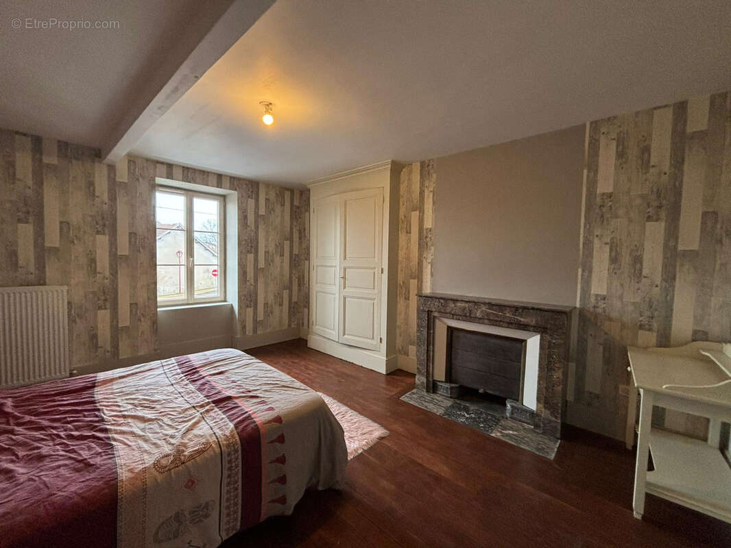 Maison à BAGE-LE-CHATEL