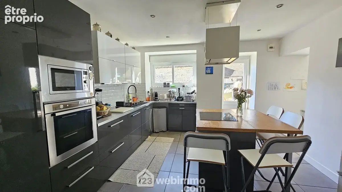 Voici la cuisine de 14 m² toute équipée.