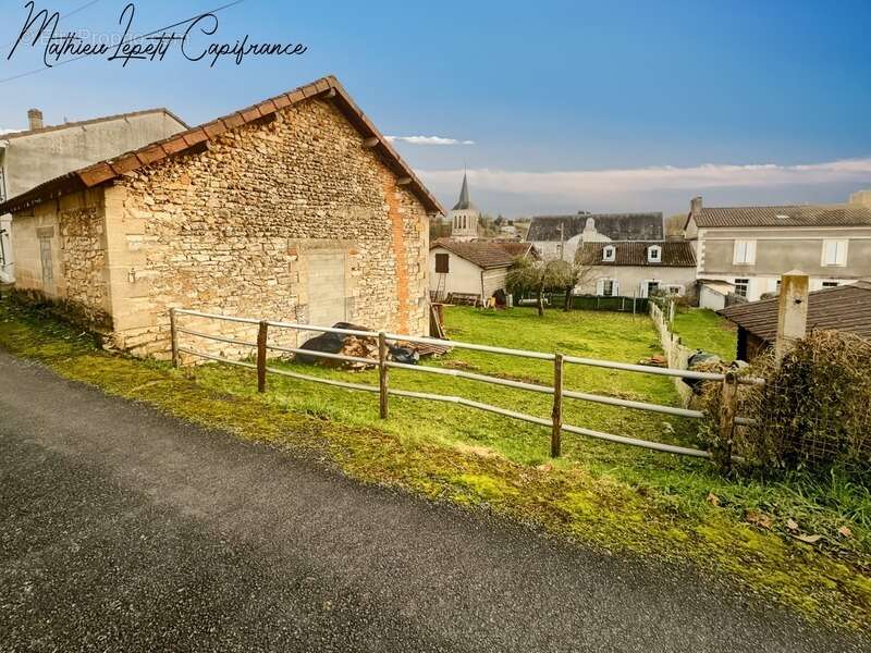 Maison à SAINT-PIERRE-DE-CHIGNAC