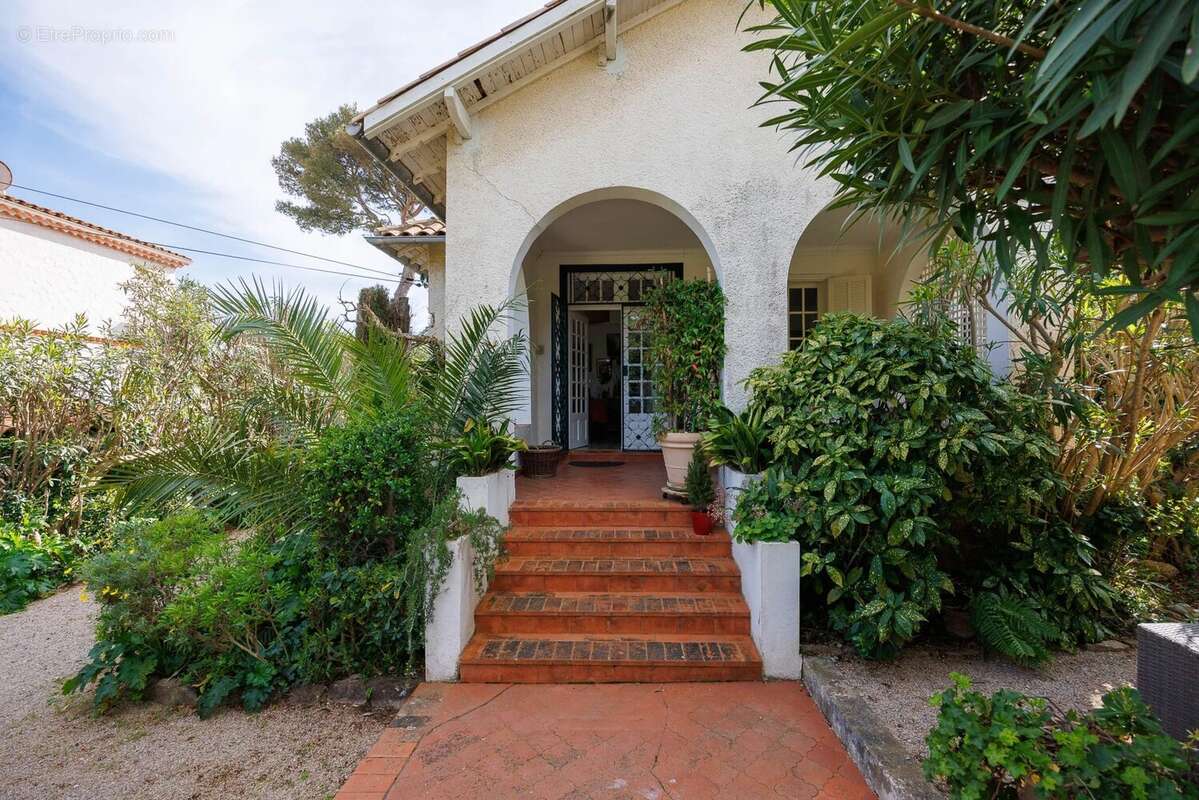 CAP D'ANTIBES - Emplacement exceptionnel - Charmante villa de 120 m² à deux pas de la plage. - photo 6